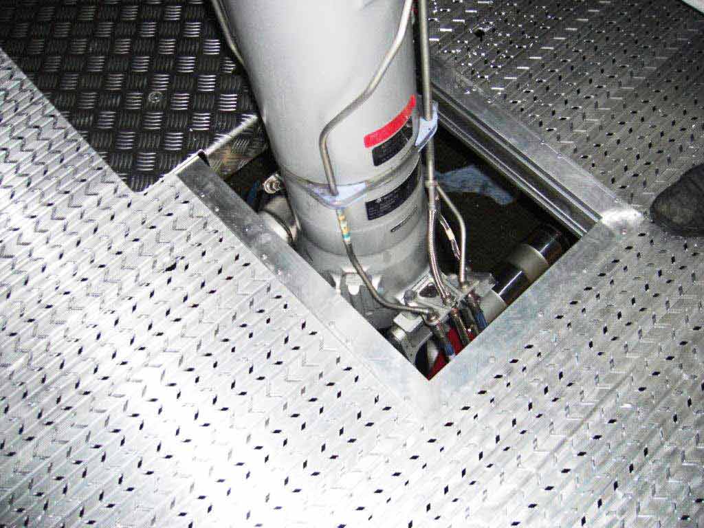 Fixed Height - Hangar - H1.68 X L3.0 X W2.0 with Hop UP (0.245) Stairs on L/H used on R/H MLG from rear - plain tread