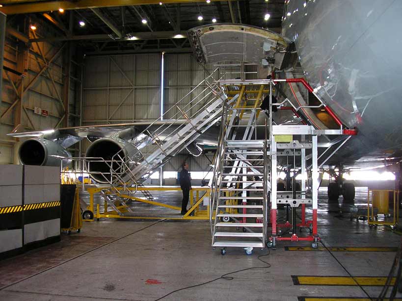Cargo Bay Variable Height Access Platform Hangar H2.4-3.4m x W3.8 x L2.1 - RH