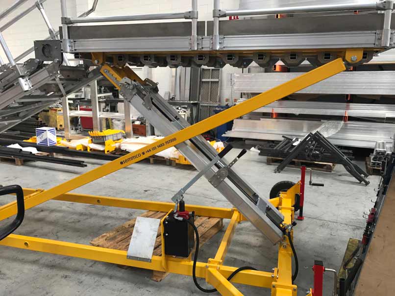 Variable Height Platform - H1.8m to 3.0m - Hydraulic with Sliding Fingers and Towbar - RH
