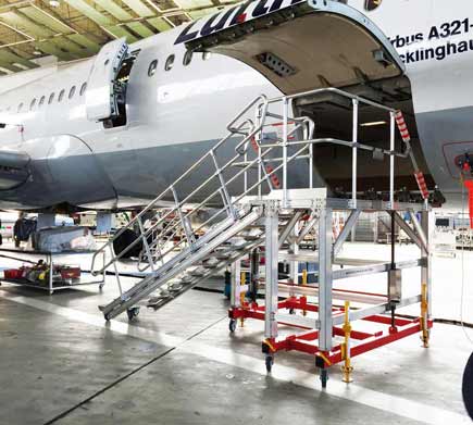 Cargo Bay Variable Height Access Platform Hangar H1.8-2.8m x W2.4 x L1.7 - LH