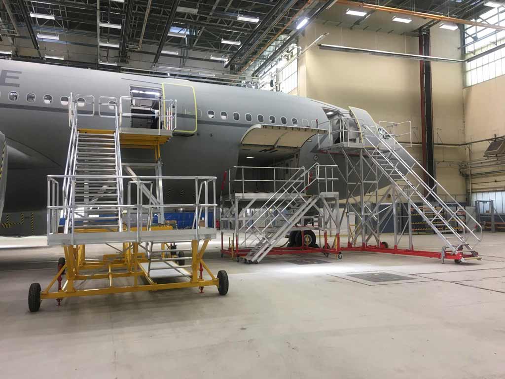 Cargo Bay Variable Height Access Platform Hangar H1.8-2.8m x W3.8 x L2.4 - LH